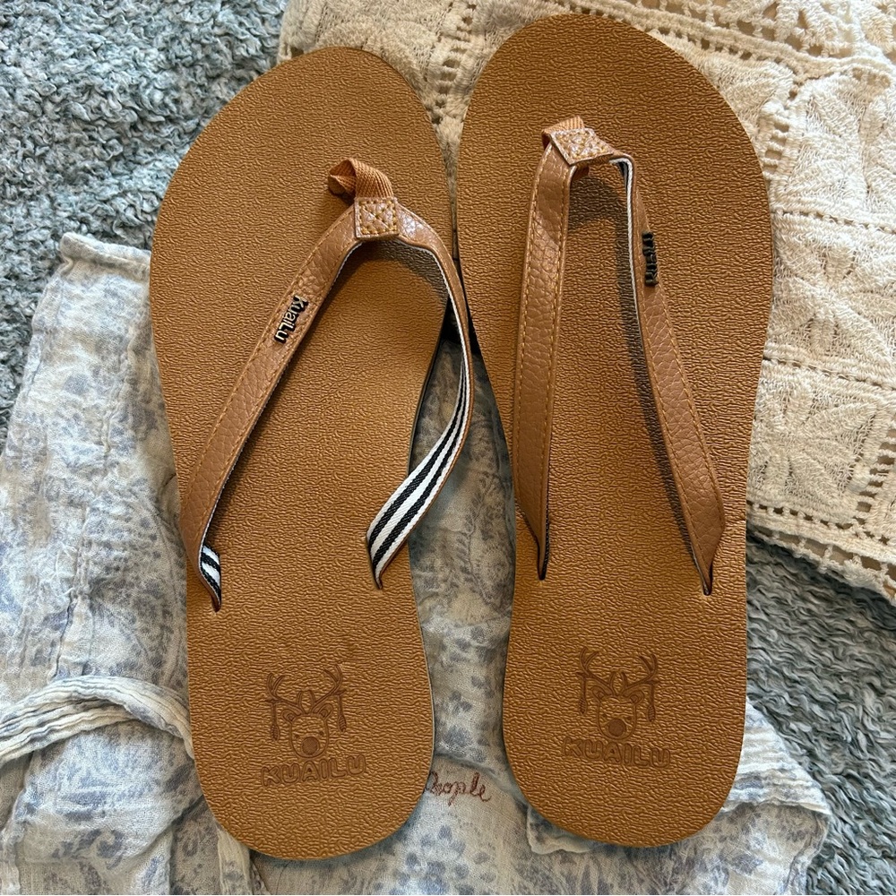 New Women's Brown Striped-Trim Flip Flop Sandals